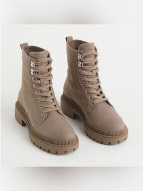 ✨NWT✨H&M Taupe/Beige Lace-Up Platform Combat Boots